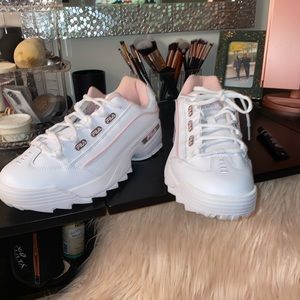 Women’s pink & white fila shoes 💕